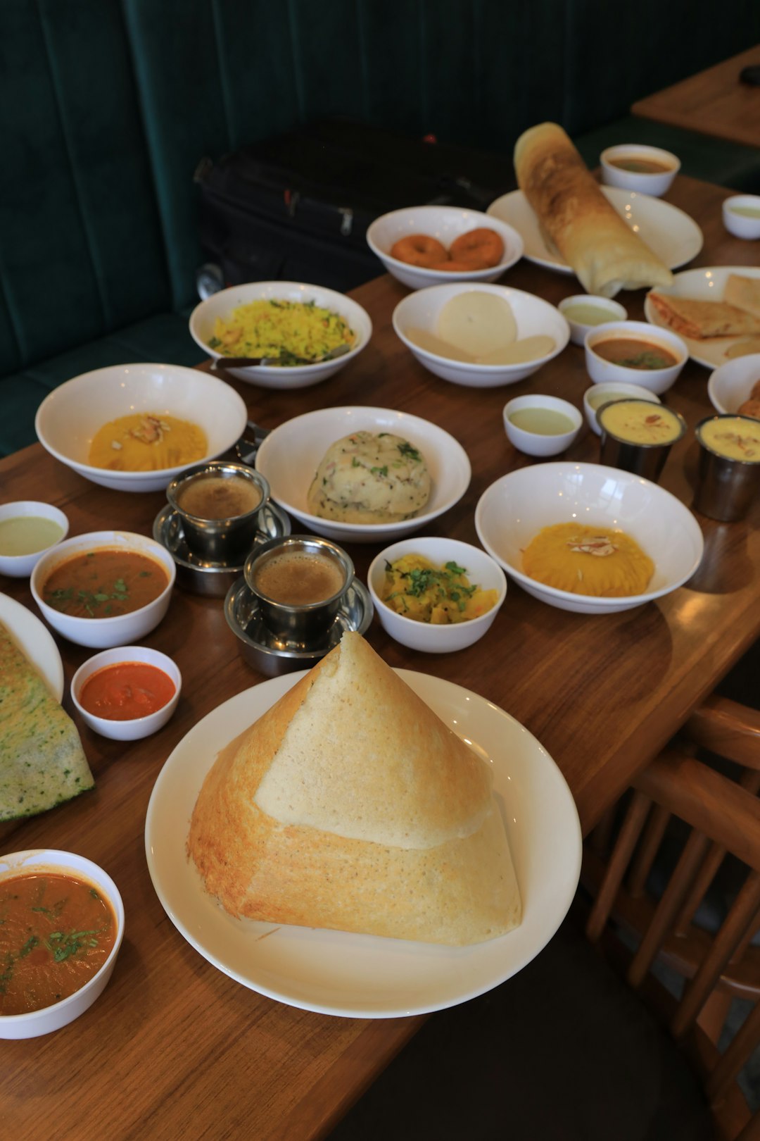 a-table-full-of-food-fv3unhzvmju